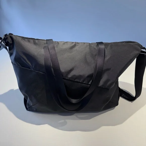 The North Face Crossbody Tote / Black - Picture 3 of 7